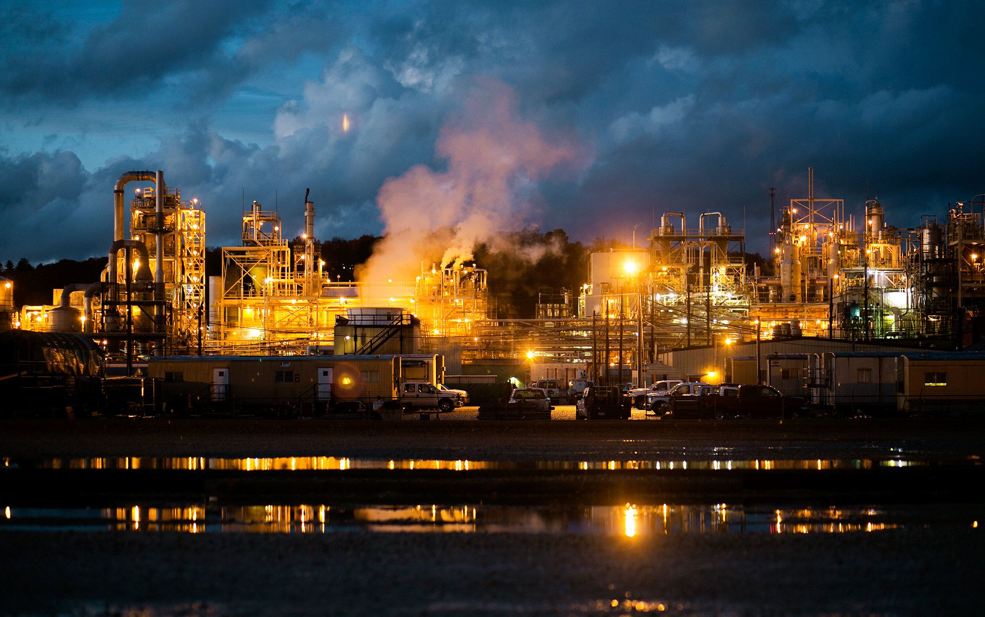 Resultado de imagem para âGround zero for PFAS pollutionâ: the DuPont Washington Works plant in Parkersburg, West Virginia. Photographed on 28 October 2015. Photo by Maddie McGarvey/The Washington Post via Getty Images